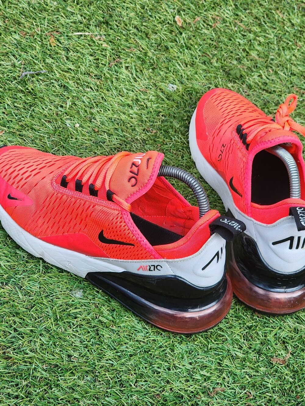 NIKE AIR MAX 270 - Women's Sneakers - SIZE 8. (Please See All Pictures) - Picture 4 of 9